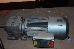 lot 43 image: SEW Electric Motor with Drive Unit Motor is 220460 v 3hp 1720 rpms