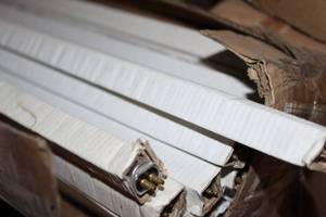 lot 116 image: 34 Inch Halogen Replacement Bulbs