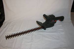 lot 86 image: Black and Decker electric hedge trimmer