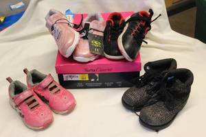 lot 322 image: Girls shoes