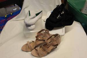 lot 321 image: 3 Pairs of Womens Shoes