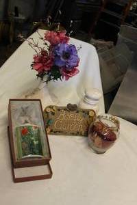 lot 249 image: Home Dcor items