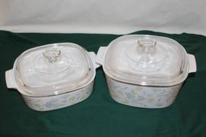 lot 284 image: Vintage Corning Ware  4 Quart and 3 Quart both with lids