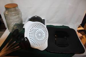 lot 286 image: Kitchen Items as shown in pictures