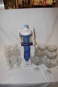 lot 255 image: Black & Decker Artic Twister & 12 Glasses