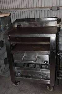 lot 371 image: Stainless Steele Flat top cook top with pull out broiler cooker