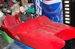 lot 2 image: Vintage kids Ride on Boat tested powers on, owner stated it works CHARLIE NOT INCLUDED