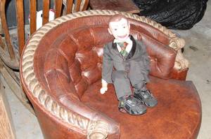 lot 225 image: Vintage Round Swivel Chair See photos CHARLIE NOT INCLUDED