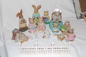 lot 458 image: Vintage, Collectable Resign Easter Bunnies Minitures