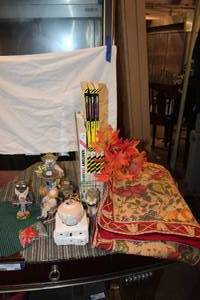 lot 463 image: Cliff Notes, and Fall Decor