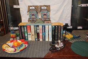 lot 466 image: Tropical Decor and Paperback Books
