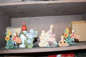 lot 472 image: Resin and Ceramic Home Decor Items