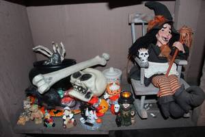 lot 473 image: Halloween Items and Decor