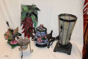 lot 477 image: Stained Glass Home Decor