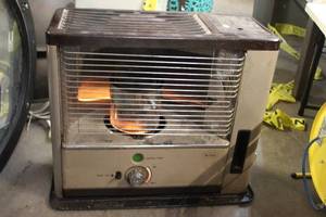 lot 465 image: Kerosene Heater Tested Works Well