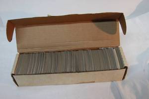 lot 32 image: 1983 Topps Baseball Cards (1) Box