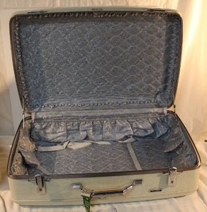 lot 98 image: Vintage Luggage  (1) American Tourister white