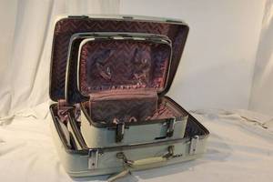 lot 99 image: Vintage Luggage set 3-pieces by American Tourister White