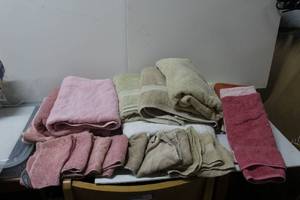 lot 104 image: Bath Towels Pink Bath Mat, Bath towels, hand towels and washcloths