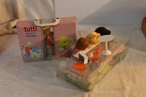 lot 117 image: Vintage Tutti play case with wigs and accessories