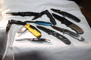 lot 70 image: Pocket knives Winchester, Smith&Wesson, SOG, Defender Xtreme, Midco, Wlikn brands