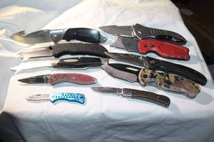 lot 71 image: Pocket knives Winchester, Buck, Husky, Smith&Wesson,