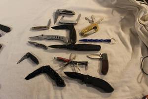 lot 69 image: Pocket knives Kershaw, Buck, Gerber, Browning, Rex Applegate, True, Technical Security Division, Wrist Bar,  Buck, carabiner clip, Victorinox