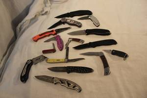 lot 73 image: Pocket Knives Gerber, Ozark trail, Case, Uline, Kershaw, bird carved design, Cabelas, Kobalt