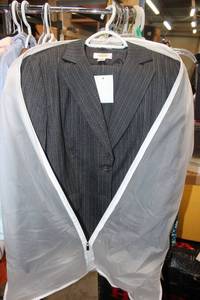 lot 86 image: Womens Clothes Talbots Jacket and pants suit size 10 with tags
