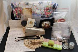 lot 189 image: Jewelry pieces, parts and miscellany. Key chain, broken chains, repair parts, beads etc.