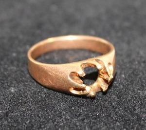 lot 193 image: 14K yellow gold ring mount. Marked 14K. Size 10.