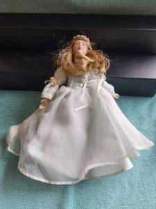 lot 17 image: 1984 Porcelain doll from Avon