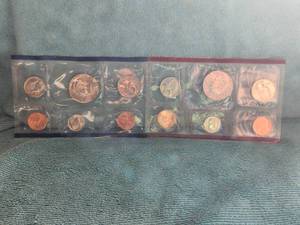 lot 19 image: 1992 United States Mint Uncirculated Coin Set - Denver and Philidelphia