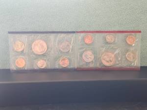 lot 37 image: 1990 United States Mint Uncirculated Coin Set - D and P
