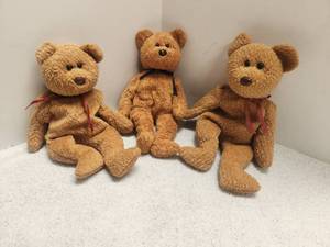 lot 131 image: Selection of 3 rare, retired Beanie Babies bears - Curly and Fuzz with errors
