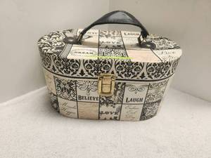 lot 134 image: Decorative makeup case