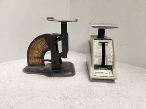 lot 138 image: Selection of vintage postage scales - The Gem Postal Scale and Pelouze Ostal scale