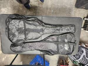 lot 165 image: Selection of 2 soft guitar bags-cases