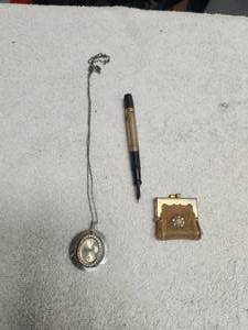 lot 172 image: Selection of vintage items - coin purse, Endura necklace watch, and a Morrisons fountain pen