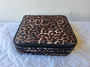 lot 194 image: Coin or Jewelry storage case