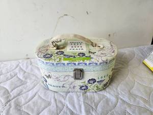 lot 203 image: Decorative makeup case