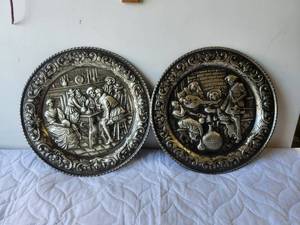 lot 220 image: Selection of 2 metal collector trays