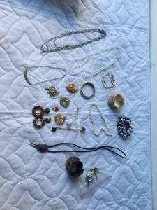 lot 244 image: Selection of jewelry