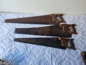 lot 256 image: Selection of 3 vintage warranted superior hand saws