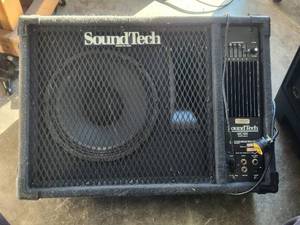 lot 261 image: SoundTech MC100 powered speaker