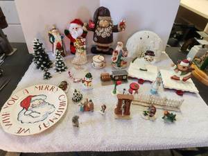 lot 225 image: Selection of Christmas decor.