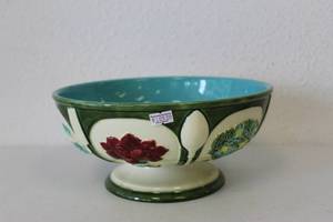 lot 5 image: Footed decorative centerpiece bowl
