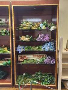 lot 60 image: Floral contents of shelves - not the display - Bldg. J
