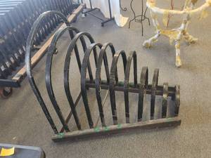 lot 93 image: Welded and bolted heavy duty iron storage rack with padded edges (43L)