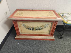 lot 107 image: Wooden storage bench with hinged top - Made in Italy